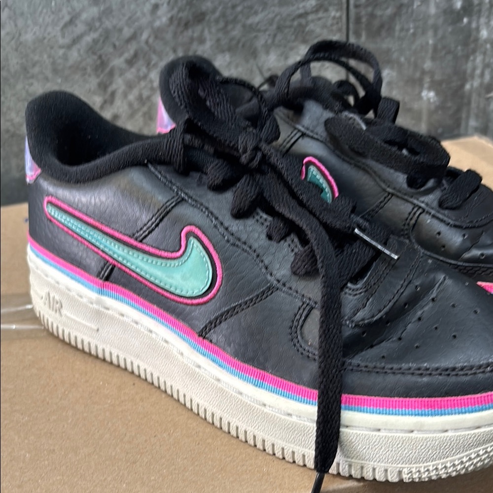 Nike Black and Pink Sneakers with Sporty Color-Blocking